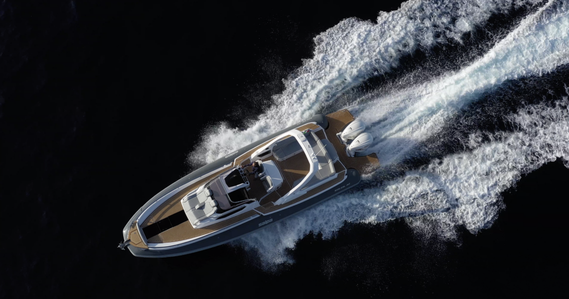 /home/semirij/www/wp-content/uploads/2026/01/Bateau-de-plaisance-pour-famille-et-farniente-2.png