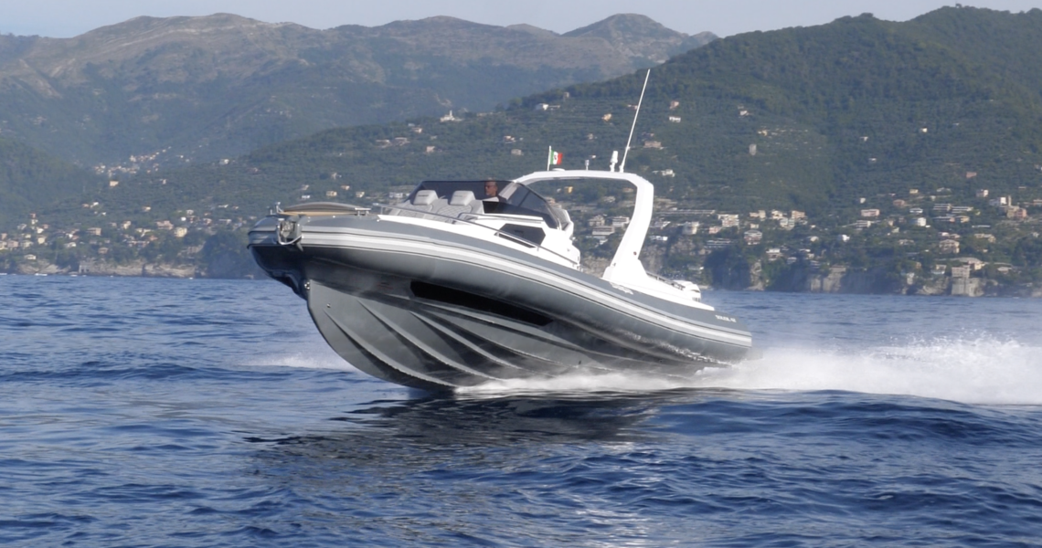 /home/semirij/www/wp-content/uploads/2026/01/Bateau-de-plaisance-pour-famille-et-farniente-3.png