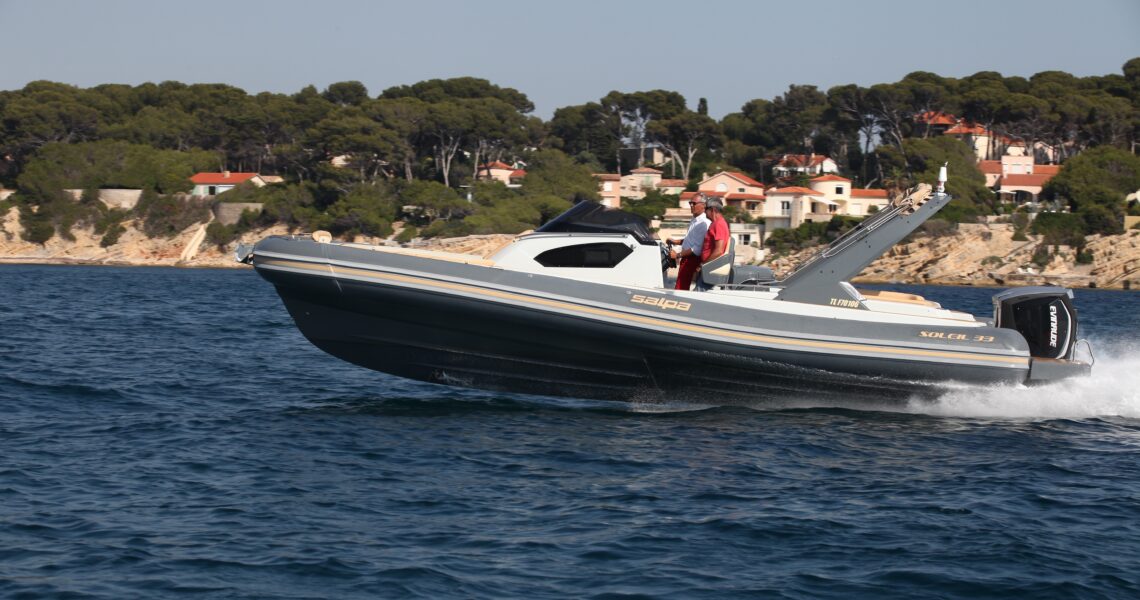 /home/semirij/www/wp-content/uploads/2026/01/Bateau-pneumatique-10m-SALPA.jpg