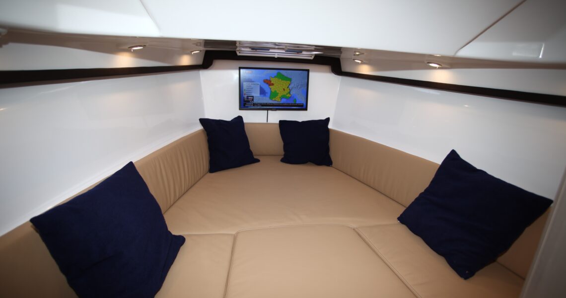 /home/semirij/www/wp-content/uploads/2026/01/Bateau-pneumatique-SALPA-10m-Luxe-1.jpg