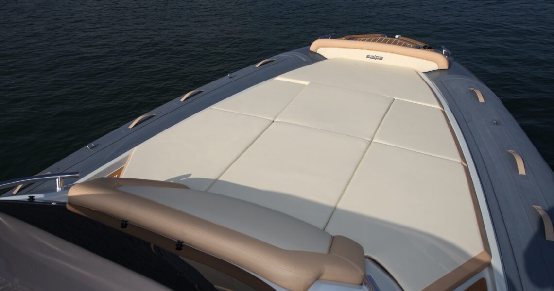 /home/semirij/www/wp-content/uploads/2026/01/Bateau-pneumatique-SALPA-10m-Luxe-2.jpg