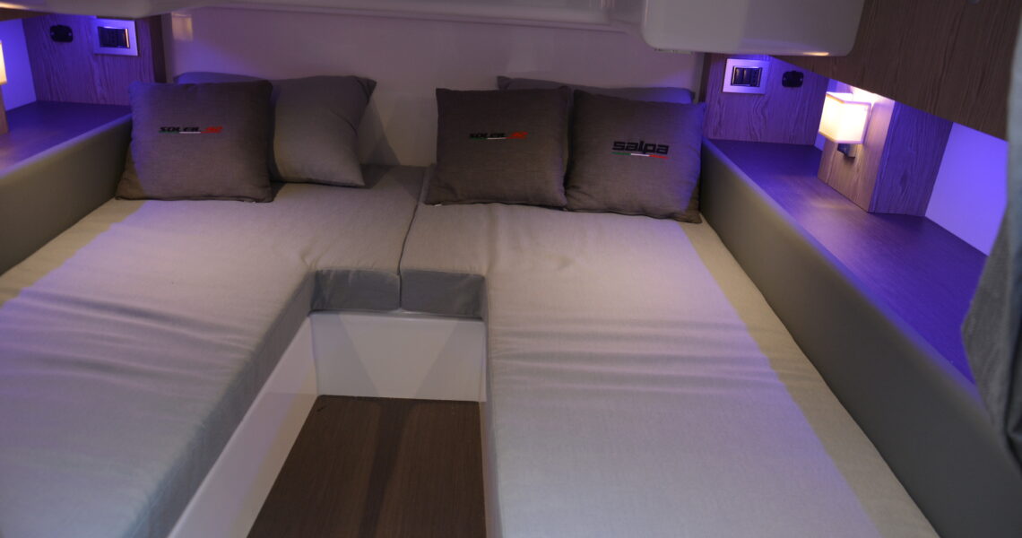 /home/semirij/www/wp-content/uploads/2026/01/Bateau-pneumatique-cabine-SALPA-2.jpg