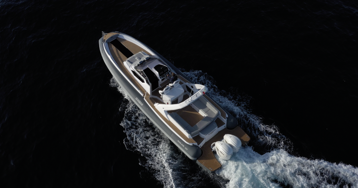 /home/semirij/www/wp-content/uploads/2026/01/Bateau-pneumatique-moteur-hors-bord-SALPA-2.png