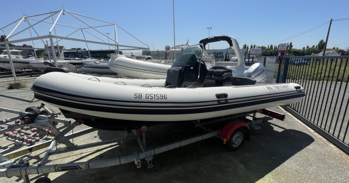 /home/semirij/www/wp-content/uploads/2026/01/Semi-rigide-3D-Tender-Dream-6-100-CV-Honda-remorque-routiere-1.jpg